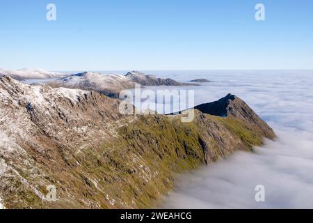 Wolkenumkehr, auf dem Crib Goch Ridge, der Glyderau und Carneddau, Gebirgszüge von Snowdonia, Eryri, Nordwales. Stockfoto