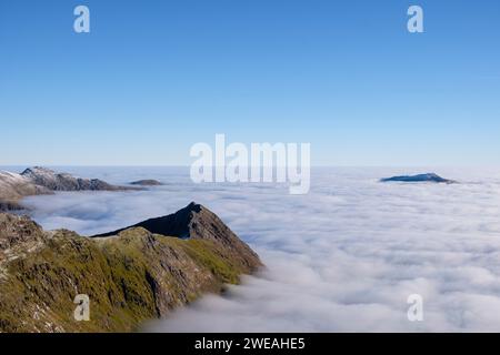 Wolkenumkehr, auf dem Crib Goch Ridge, der Glyderau und Carneddau, Gebirgszüge von Snowdonia, Eryri, Nordwales. Stockfoto