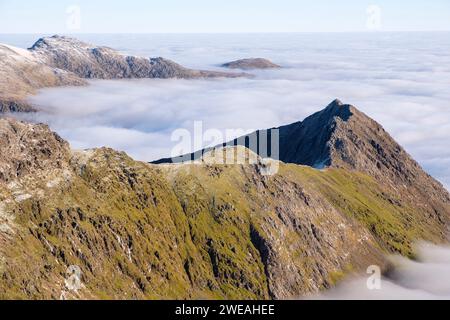 Wolkenumkehr, auf dem Crib Goch Ridge, der Glyderau und Carneddau, Gebirgszüge von Snowdonia, Eryri, Nordwales. Stockfoto