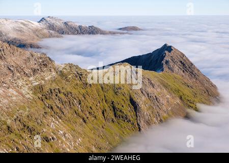 Wolkenumkehr, auf dem Crib Goch Ridge, der Glyderau und Carneddau, Gebirgszüge von Snowdonia, Eryri, Nordwales. Stockfoto