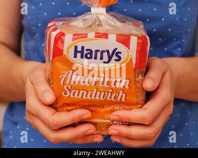 Tambow, Russische Föderation - 12. Januar 2024 Frau, die ein Harrys American Sandwich Brotpaket in den Händen hält Stockfoto