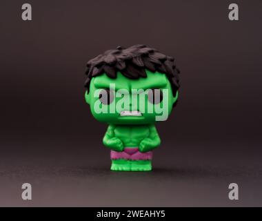 Tambow, Russische Föderation - 07. Januar 2024 die Hulk Funko POP Mini Vinyl Figur auf schwarzem Hintergrund. Stockfoto