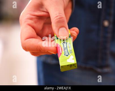 Tambow, Russische Föderation - 20. Dezember 2023 Eine Frau, die eine Packung Wrigleys Doublemint Kaugummi schenkt. Stockfoto