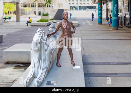 Windhoek, Namibia   4. Oktober 2023: Afrikas furchtloser Thinker von Marieke Prinsloo-Rowe (Bronze/Patina) wird mit der Cool Capital PPC Public Lion Bench gesehen Stockfoto