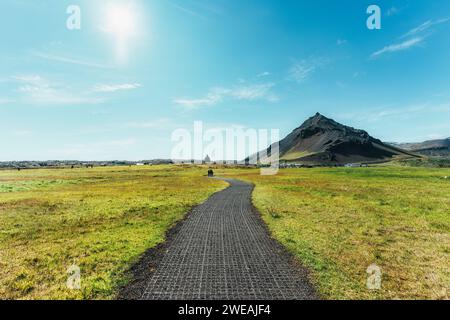 Wunderschöner vulkanischer Berg Stapafell auf Wanderweg im Fischerdorf Arnarstapi im Sommer auf der Halbinsel Snaefellsnes, Island Stockfoto