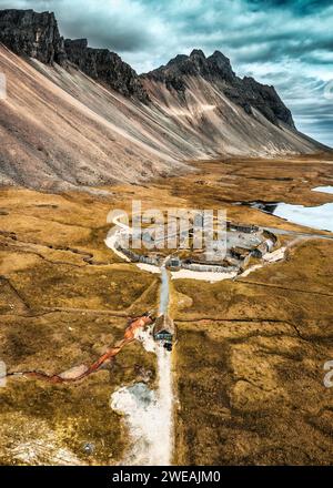 Luftaufnahme des verlassenen, rustikalen wikingerdorfes mit dem Vestrahorn-Berg in der Wildnis im Sommer auf der Halbinsel Stokksnes, Island Stockfoto