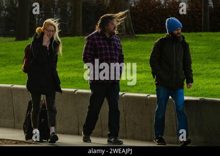 London, Großbritannien. Januar 2024. Die Menschen laufen bei stürmischen Bedingungen auf der Southbank - stürmisches Winterwetter im Zentrum londons. Guy Bell/Alamy Live News Stockfoto