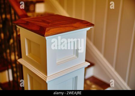 Elegante Treppe mit poliertem Holzpfosten und klassischem Design Stockfoto