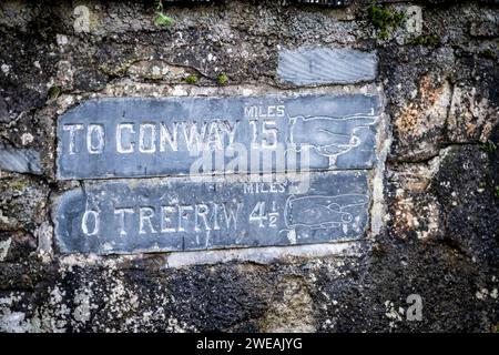 Zeichen, die Richtung zu Conway und Trefriw in Betws-Y-Coed, Snowdonia, North Wales, UK Stockfoto