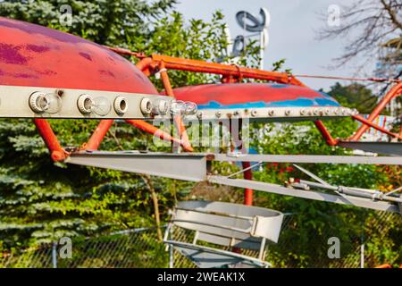 Vintage-Riesenrad-Detail mit verblasstem Vordach und Rost, geringer Winkel Stockfoto