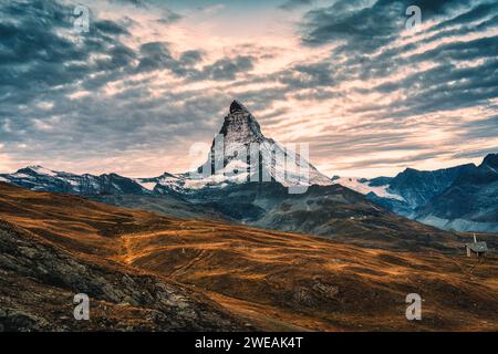 Landschaft des Matterhorns, ikonischer Berg der Schweizer Alpen, im Herbst morgens in der Schweiz Stockfoto