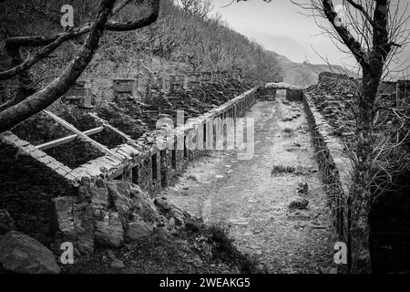 Anglesey Barracks ehemalige Unterkunft der Steinbrucharbeiter im Dinorwic Slate Quarry, Dinorwig, Snowdonia, Nordwales, Vereinigtes Königreich. Stockfoto