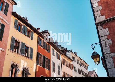 Verwittertes Außengebäude mit Fenstern der mittelalterlichen Altstadt in Annecy, Frankreich Stockfoto