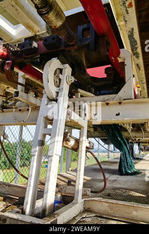 Details zu Industriemaschinen mit rotem Rohr und Rost – Low-Winkels-Ansicht Stockfoto