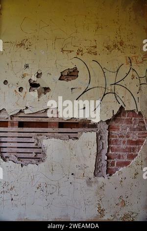 Urban Decay und Graffiti auf verlassener Wandstruktur Nahaufnahme Stockfoto