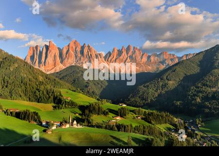 Nachglühen über den Geißelgrat im idyllischen Dolomitendorf St. Madgalena, Val di Funes, in Südtirol, Italien Stockfoto