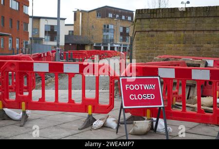 Fußweg geschlossen Schild in Lightship Way, Colchester, Essex. Die Arbeiten laufen, da ein neues lokales Argos-Versandzentrum den ehemaligen B & Q-Standort übernimmt. Stockfoto