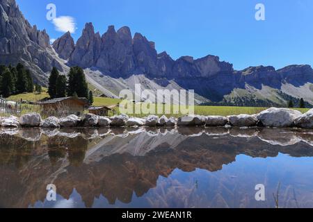 Reflexion der Alpengipfel der Geisler-Gruppe auf der Geisler-Alm, Dolomiten Italien, Val Di Funes Stockfoto