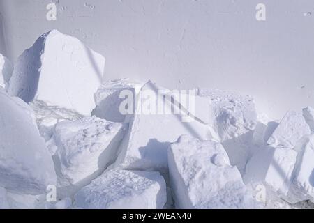 Blöcke aus komprimiertem Schnee für Schneeskulpturen Stockfoto