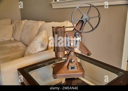 Vintage-Filmprojektor in gemütlicher Wohnzimmeratmosphäre Stockfoto
