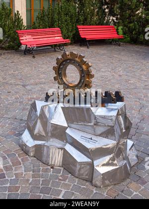 Zermatt, Schweiz - 23. September 2023: Gedenkskulptur zum 125. Geburtstag der Gornergratbahn Stockfoto