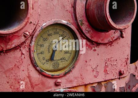 Industrielles Vintage-Manometer mit abziehbarer Lackierung Stockfoto