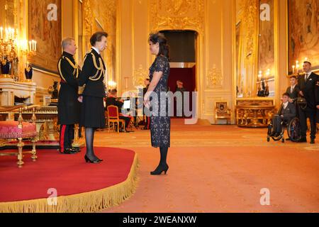 Alexandra Johnson, aus Chorley, Mitgründerin, Duchenne UK, Mitgründerin, Jacks Mitglied des Vorstands der World Duchenne Organisation wird von der Prinzessin Royal in Windsor Castle zum Offizier des Ordens des britischen Empire ernannt. Die Ehre würdigt Verdienste um wohltätige Zwecke und um Menschen mit Duchenne-Muskeldystrophie. 16 Bilddatum: Mittwoch, 24. Januar 2024. Stockfoto