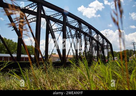 Rustikale Metal Railroad Bridge in Small Town America, Low Angle View Stockfoto