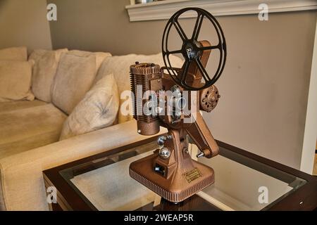 Vintage-Filmprojektor in gemütlicher Wohnatmosphäre, warmes Glühen Stockfoto