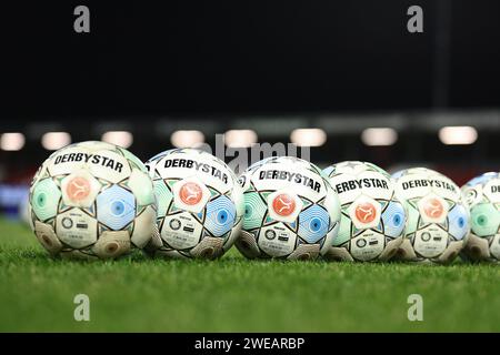 Almere, Niederlande. Januar 2024. ALMERE, 24.01.2024, Yanmar Stadium, Saison 2023/2024, niederländischer Eredivisie Football. Derbystar Balls vor dem Spiel Almere City - Fortuna Sittard Credit: Pro Shots/Alamy Live News Stockfoto