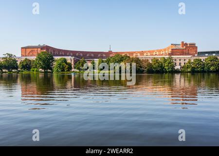 Die Kongresshalle am Dutzendteich in Nürnberg, ein riesiges Gebäude, das als Kongresszentrum der NSDAP dienen sollte. Stockfoto