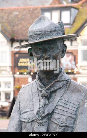 Diese Bronzestatue des Bildhauers David Annand von Robert Baden-Powell, dem Gründer der Pfadfinderbewegung, wurde 2008 am Poole Quay in Dorset, Großbritannien, errichtet. Stockfoto