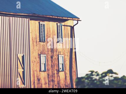 Eine alte rote Scheune auf einem Gehöft in der Nähe von Gettysburg bei Sonnenuntergang. Stockfoto