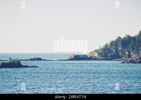 Eine felsige Insel im tiefblauen Wasser; Isle Royale National Park, Lake Superior, Upper Peninsula, Michigan. Stockfoto