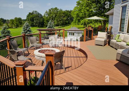 Luxuriöse Außenterrasse mit Sitzplätzen im Kamin und Rattan Lounge-Bereich Stockfoto