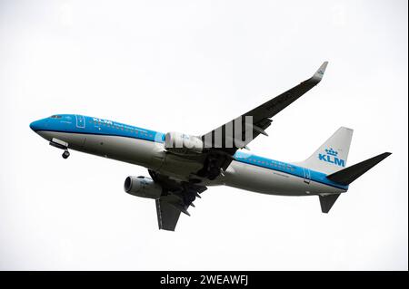 Amsterdam Niederlande 24. Januar 2024 Flugzeuge landen am Flughafen Schiphol. KLM Boeing 737-8K2 PH-BGC niederländisch, nl, vliegtuig, flugzeug, aankomst, Ankunft, Flugzeug, Stockfoto