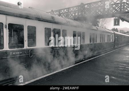 Bridgnorth, Vereinigtes Königreich. 29. Dezember 2023: Dampfaufgang aus dem Dampfheizsystem eines Zuges in Bridgnorth während der Severn V Stockfoto