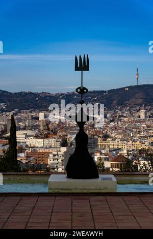 Sonne, Mond und ein Stern (1968). Studie für ein Denkmal, das der Stadt Barcelona angeboten wird. Fundacio Joan Miro, Montjuic, Barcelona. Blick auf Barcelona Stockfoto