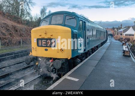 Bridgnorth, Vereinigtes Königreich. 29. Dezember 2023: British Rail Class 46 Diesellokomotive wartet auf Abfahrt von Bridgnorth Bahnhöfen während des Severn Val Stockfoto