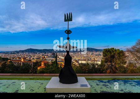 Sonne, Mond und ein Stern (1968). Studie für ein Denkmal, das der Stadt Barcelona angeboten wird. Fundacio Joan Miro, Montjuic, Barcelona. Blick auf Barcelona Stockfoto