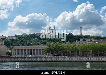 Lyon, Frankreich, 2023. Die Basilique Notre-Dame de Fourvière und die Tour Métallique de Fourvière aus der Presqu'île im 2. Arrondissement Stockfoto