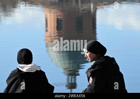 Toulouse, Frankreich. Januar 2024. © REMY GABALDA/MAXPPP - TOULOUSE 24/01/2024 Deux jeunes femmes disutent sur les berges de la Garonne, à Toulouse il a fait 17 degrés. Schönes Wetter im Süden von wetsern Frankreich, am 24. januar 2024 Credit: MAXPPP/Alamy Live News Stockfoto