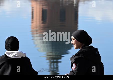 Toulouse, Frankreich. Januar 2024. © REMY GABALDA/MAXPPP - TOULOUSE 24/01/2024 Deux jeunes femmes disutent sur les berges de la Garonne, à Toulouse il a fait 17 degrés. Schönes Wetter im Süden von wetsern Frankreich, am 24. januar 2024 Credit: MAXPPP/Alamy Live News Stockfoto