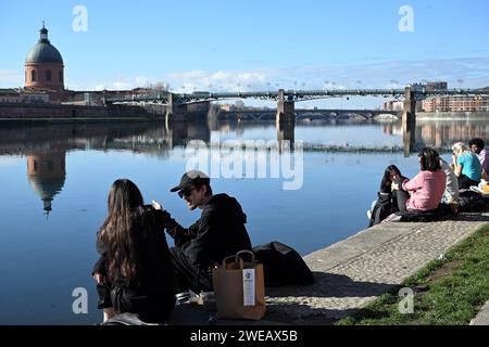 Toulouse, Frankreich. Januar 2024. © REMY GABALDA/MAXPPP - TOULOUSE 24/01/2024 des jeunes disutent sur les berges de la Garonne, à Toulouse il a fait 17 degrés le 24 01 2024. Schönes Wetter im Süden von wetsern Frankreich, am 24. januar 2024 Credit: MAXPPP/Alamy Live News Stockfoto