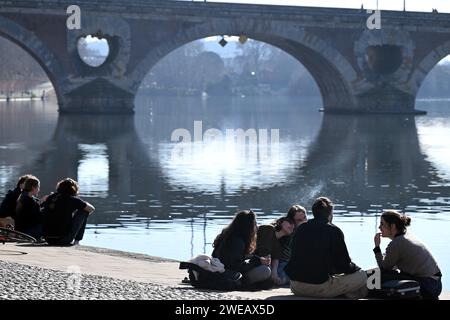 Toulouse, Frankreich. Januar 2024. © REMY GABALDA/MAXPPP - TOULOUSE 24/01/2024 Deux jeunes disutent sur les berges de la Garonne, à Toulouse il a fait 17 degrés. Schönes Wetter im Süden von wetsern Frankreich, am 24. januar 2024 Credit: MAXPPP/Alamy Live News Stockfoto