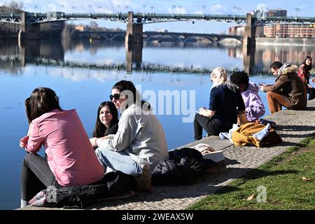 Toulouse, Frankreich. Januar 2024. © REMY GABALDA/MAXPPP - TOULOUSE 24/01/2024 des jeunes disutent sur les berges de la Garonne, à Toulouse il a fait 17 degrés le 24 01 2024. Schönes Wetter im Süden von wetsern Frankreich, am 24. januar 2024 Credit: MAXPPP/Alamy Live News Stockfoto