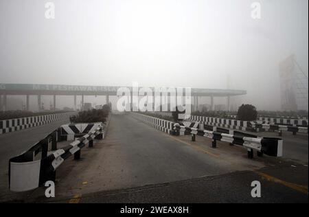 Blick auf die gesperrte Autobahn (M1) für den Verkehr aufgrund des starken Nebelwetters am frühen Morgen während der Wintersaison, in Peshawar am Mittwoch, 24. Januar 2024. Stockfoto
