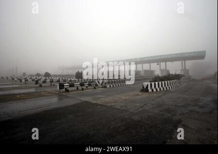 Blick auf die gesperrte Autobahn (M1) für den Verkehr aufgrund des starken Nebelwetters am frühen Morgen während der Wintersaison, in Peshawar am Mittwoch, 24. Januar 2024. Stockfoto