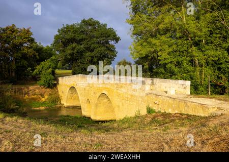 Romanische Brücke von Artigue und Fluss Osse in der Nähe von LarressSingle auf dem Weg nach Santiago de Compostela, UNESCO-Weltkulturerbe, Departement Gers, Frankreich Stockfoto