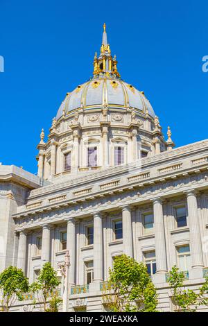 Kuppel der San Francisco City Hall Rotunde. Reiseziel und Schauplatz in San Francisco. Sonniger Blick auf das San Francisco Rathaus in Kalifornien, USA. Nahaufnahme, Ansicht von unten. Stockfoto